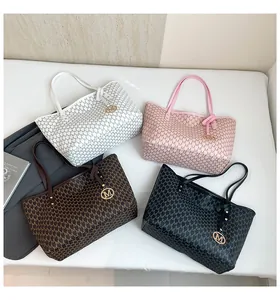Tote-Taschen Set in vier Farben mit M-Muster-Druck und Metallanhängern im Detail