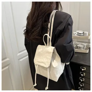 Dettaglio mini zaino in pelle stropicciata color crema con chiusura a coulisse