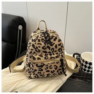 Detail der Retro-Leopardenmuster-Textur und des Reißverschlusses an diesem Cord-Rucksack