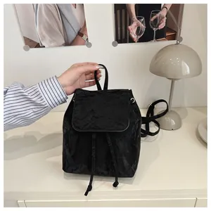 Dettaglio mini zaino nero con texture plissettata e chiusura a coulisse di stile