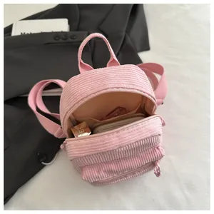 Details des rosa Cord-Mini-Rucksacks mit Stauraum für Kosmetik und Accessoires