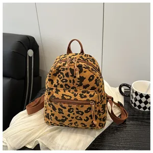 Details der Cord-Rucksack-Textur mit Leopardenmuster, Reißverschluss und Trägern