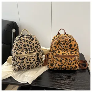 Detail von Mini-Rucksäcken aus Cord mit Leopardenmuster, Fronttaschen und verstellbaren Gurten