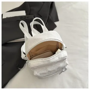 Makroaufnahme des weißen Cord-Mini-Rucksacks mit Innenfutter und Front-Reißverschluss