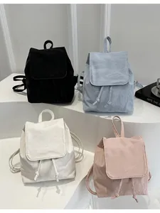 Mini zaino vintage con patta e coulisse disponibile in quattro vari colori diversi