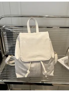 Zaino bianco crema minimalista con trama in pelle vintage in esposizione