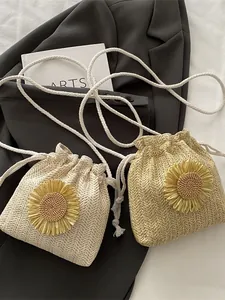Borsa a secchiello in paglia estiva con decorazioni floreali e tracolle in cotone