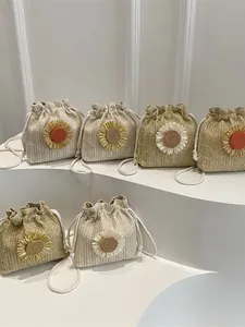 Borse a secchiello in paglia con decorazioni floreali e coulisse per vacanze estive