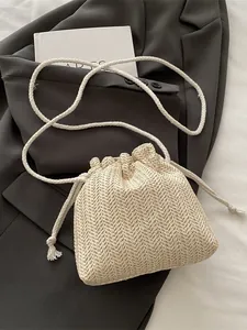 Borsa a secchiello intrecciata beige con motivo a spina di pesce e tracolla in corda