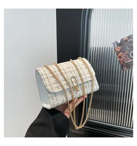 Détail du sac à rabat en tweed blanc et or avec bandoulière chaîne et fermoir doré