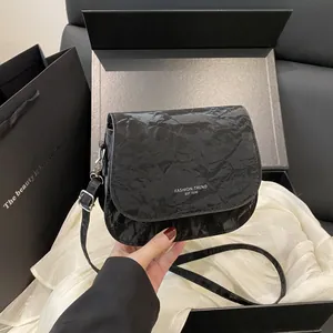 Sacoche noire à texture cuir craquelé avec lettrage mode argenté élégant