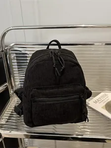 Minimalistischer schwarzer Mini-Rucksack aus Cord mit verstellbaren Trägern