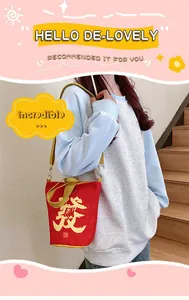 Detail der roten Bucket-Bag aus Canvas mit goldenem Zeichen und gelbem Schultergurt