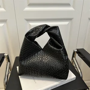 Sac hobo minimaliste en cuir tressé noir avec une poignée nouée élégante pour femme