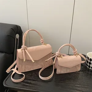 Rosa Umhängetaschen-Set aus Lackleder mit Zierknoten und goldenen Beschlägen