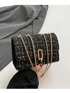 Sac bandoulière en tweed noir avec chaîne dorée et boucle ovale métallique chic