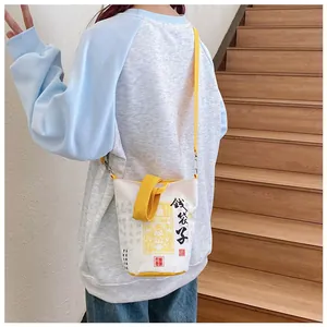 Detail der Canvas-Beuteltasche mit gelben Riemen und chinesischem Geldbeutel-Design
