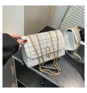 Κομψή τσάντα χιαστί από μπεζ tweed με χρυσή αλυσίδα και μεταλλικό κούμπωμα