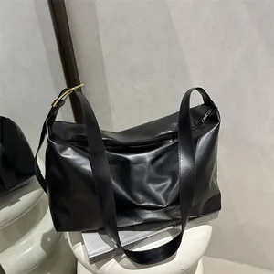 Grande borsa tote nera minimalista in pelle sintetica con fibbia dorata e zip superiore