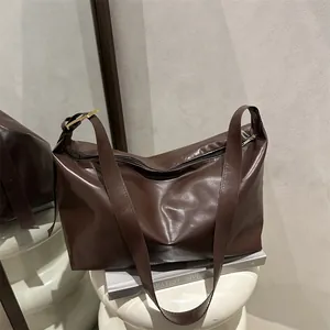 Grande borsa tote marrone scuro in morbida pelle PU con finiture dorate e tracolla