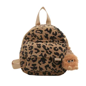Mini corduroy rugzak met luipaardprint en een pluchen hanger op een witte achtergrond