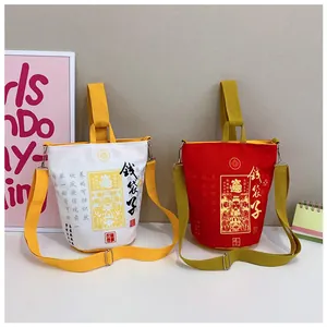 Detailansicht der Canvas-Beuteltaschen im chinesischen Stil mit Kalligraphie und Trägern