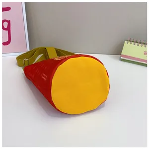 Detail der rot-gelben Canvas-Beuteltasche mit kreisförmigem Boden und verstellbarem Gurt