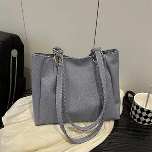 Sac fourre-tout rayé en toile bleu-gris pour femme avec anneaux métalliques et bandoulières