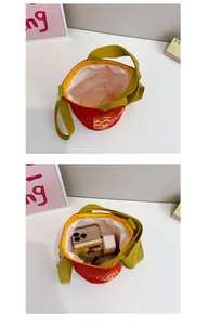 Detailansicht der roten Canvas-Beuteltasche mit Innenraum für Handy und Kosmetik