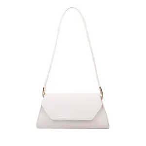 Minimalistische weiße Schultertasche aus Kunstleder mit Krokostruktur und Trapezform-Design