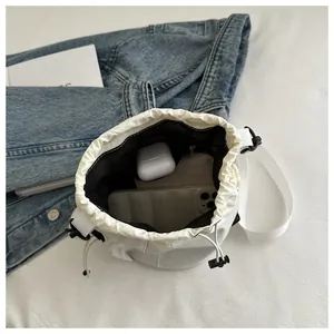 Draufsicht auf das Innenleben der Nylon-Beuteltasche mit Fächern und Zubehör