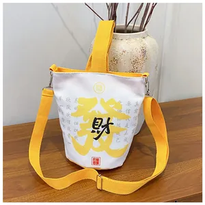 Beuteltasche aus Canvas mit gelben Riemen und chinesischer Kalligraphie für Damen