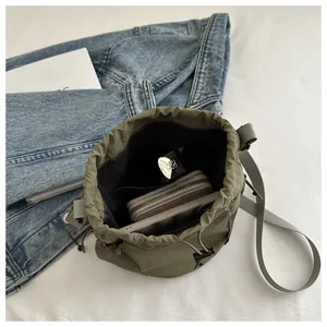 Draufsicht auf olivgrüne Nylon-Beuteltasche mit geräumigem Innenfach und Reißverschluss