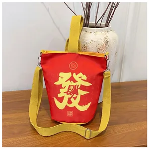 Chinesische Canvas-Beuteltasche in Rot mit gelben Riemen und Glückssymbol-Druck