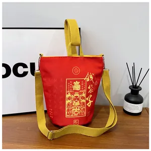 Rote Canvas-Beuteltasche mit gelben Trägern und chinesischer Kalligrafie auf Holz