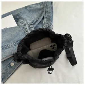 Draufsicht auf die schwarze Nylon-Beuteltasche mit Fokus auf den geräumigen Innenraum