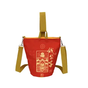 Rote Canvas-Beuteltasche im traditionellen Stil mit Goldaufdruck und gelben Trägern