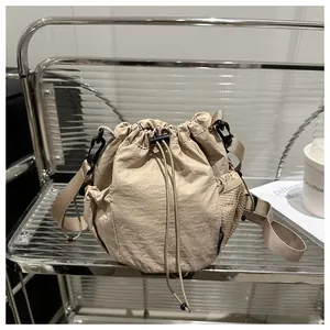 Detailansicht der khakifarbenen Nylon-Beuteltasche mit Netztaschen und Kordelzug