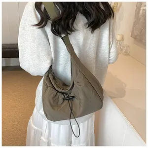 Dettaglio borsa a tracolla in nylon verde oliva plissettato con coulisse e fibbia