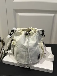 Minimalistische beige Nylon-Beuteltasche mit Kordelzug und Netzfach für Damen