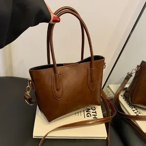 Grand sac cabas vintage marron en similicuir lisse avec poignées et bandoulière réglable