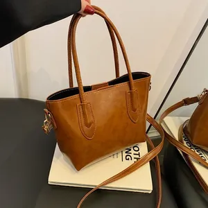 Grand sac cabas marron caramel en similicuir vintage avec bandoulière amovible