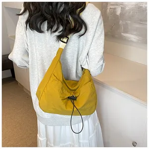 Vista posteriore di una modella con borsa a tracolla a mezzaluna in nylon giallo