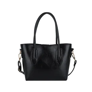 Grand sac cabas classique en similicuir noir poli avec finitions métalliques dorées