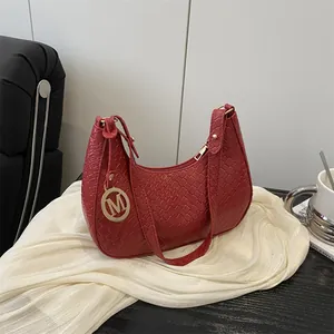 Modische burgunderrote Schultertasche mit Webstruktur und goldenem M-Anhänger