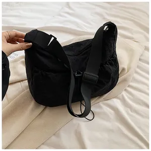 Dettaglio borsa a tracolla plissettata nera in nylon con ampia cinghia regolabile