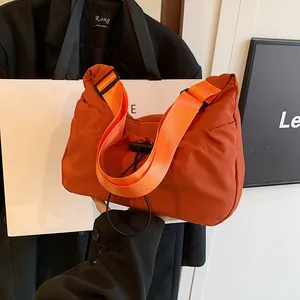Borsa a tracolla in nylon arancione plissettata con ampia tracolla regolabile casual