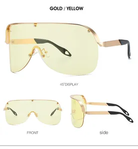 Trois vues de lunettes de soleil masque oversize avec verres jaunes et monture dorée