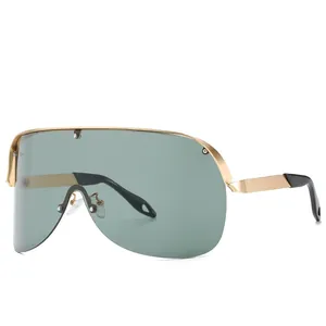 Lunettes de soleil oversize en métal doré avec verres monoblocs teintés foncés