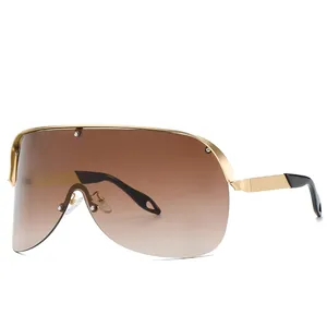 Lunettes de soleil bouclier dorées surdimensionnées avec verres dégradés marron et rivets